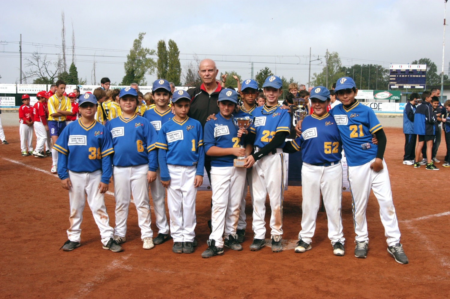 Giorgio Gandolfi del Panathlon premia i Bolzoni Oltretorre B secondi classificati nei ragazzi u10 143543290