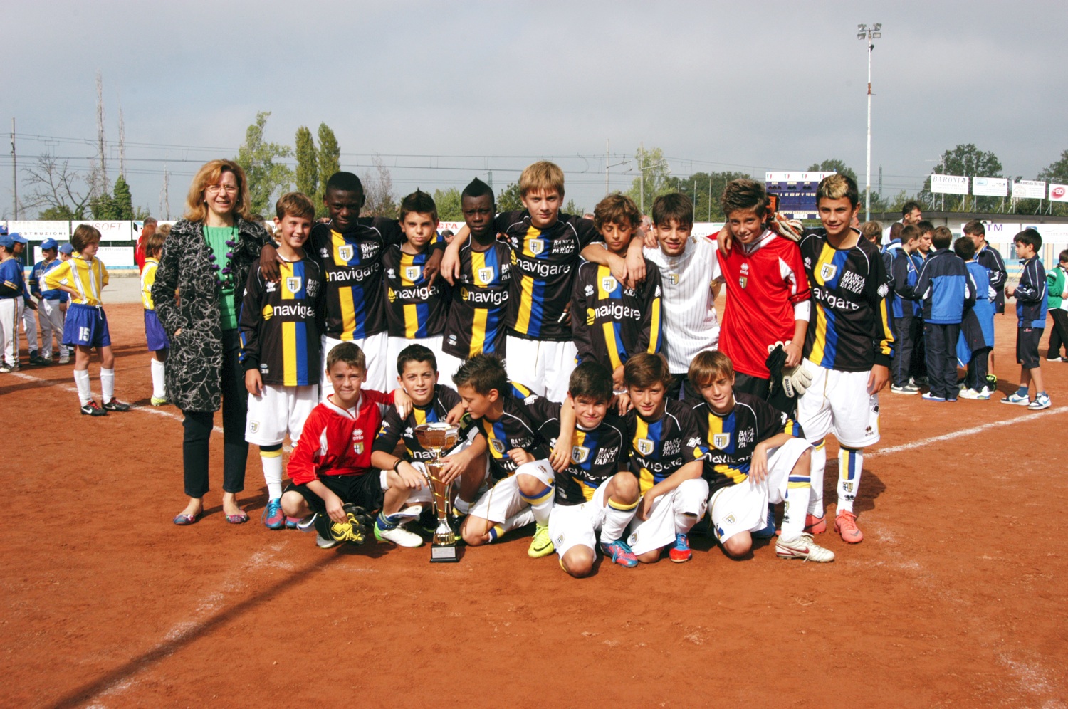 Il Parma fc che si aggiudicato il Mallozzi nel calcio premiato da Simona Mallozzi 582022494