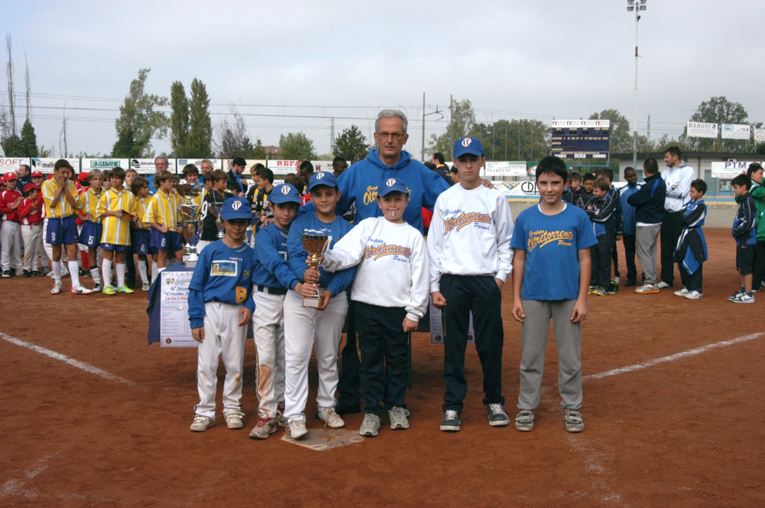 Paolo Poi presidente Old Parma premia Ecu Parma 2001 terzo classificato nel baseball al Mallozzi 835748025